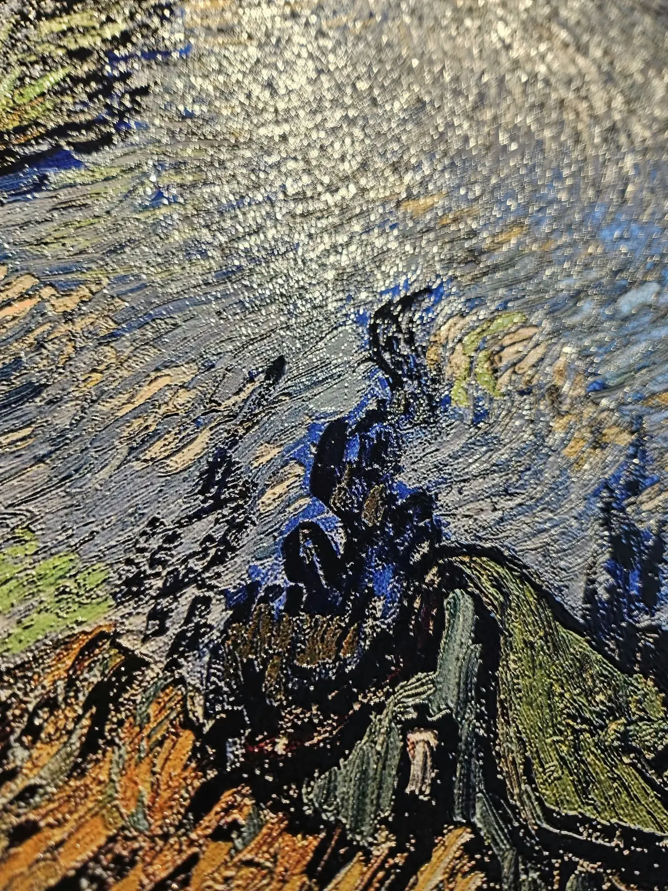 Colour and relief at close range