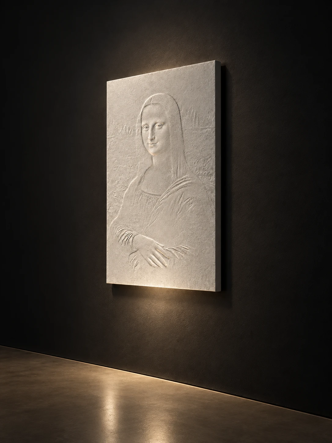 ANAMORPHIA 001 su parete scura, illuminata dal basso